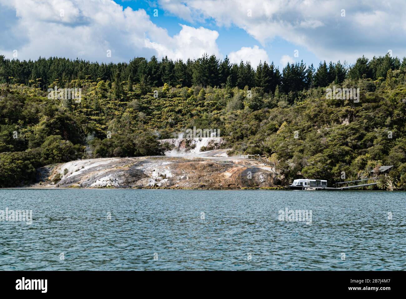 Il parco geotermico di Orakei Korako dall'altra parte del lago di Orakuri al visitatore Cente, vicino a Taupo, Nuova Zelanda Foto Stock