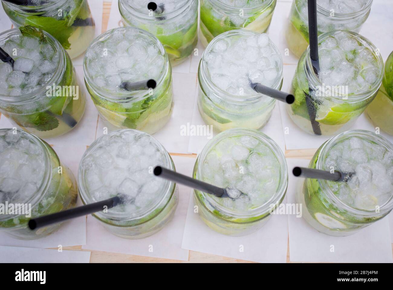 Bicchieri di mojito freschi con foglie verdi, zucchero e lime. Vista dall'alto Foto Stock