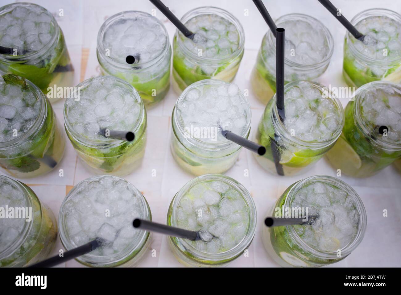 Bicchieri di mojito freschi con foglie verdi, zucchero e lime. Vista dall'alto Foto Stock