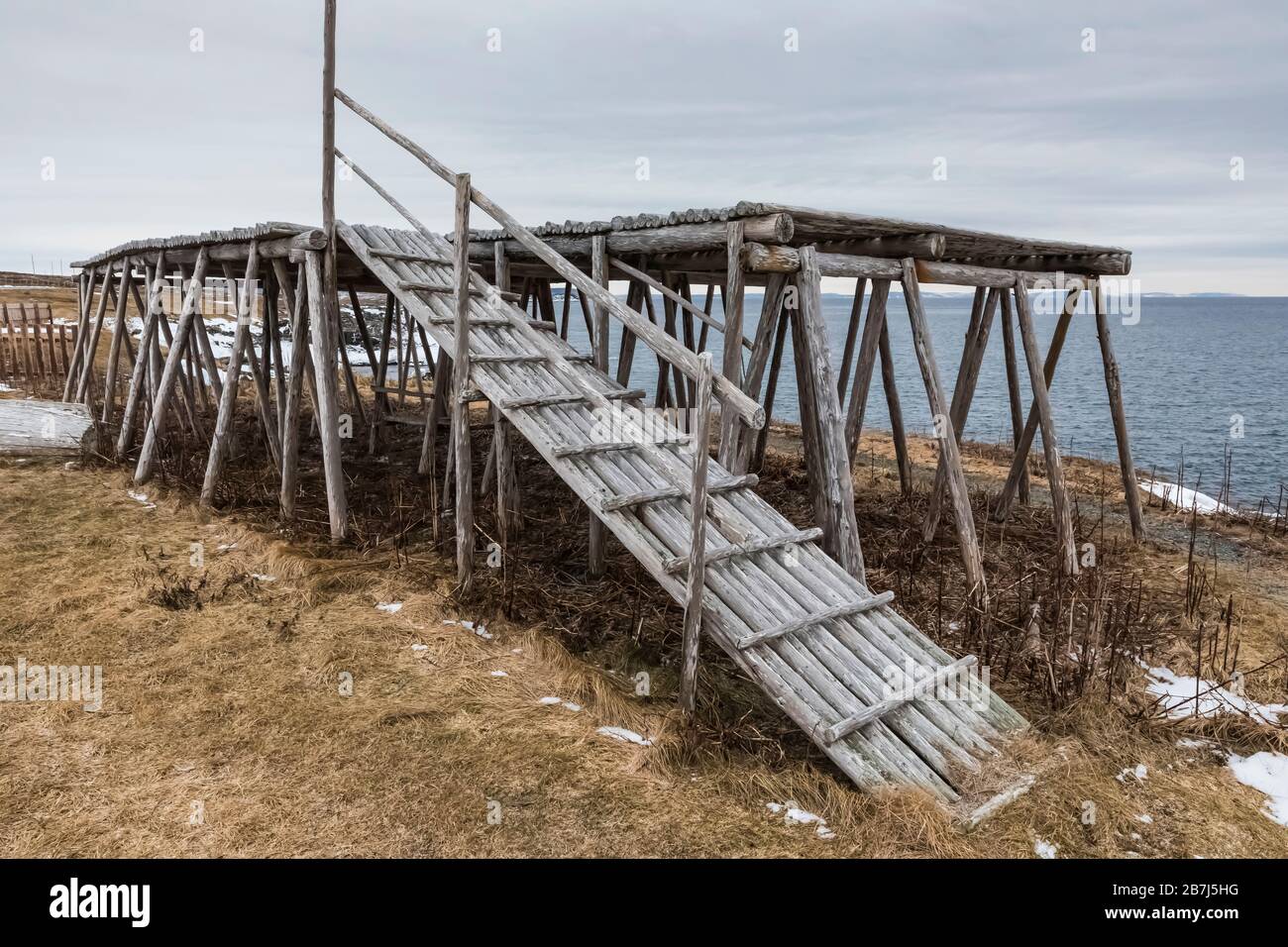 Fiocco di pesce, una piattaforma in legno per asciugare il merluzzo al vento e al sole, sulla penisola di Bonavista di Terranova, Canada Foto Stock