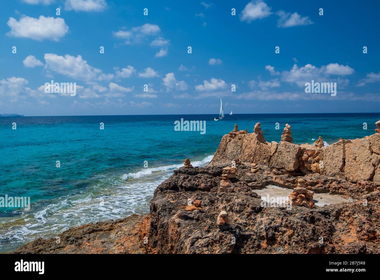 Il bel colore del mare della spiaggia di Ses Salines, isola di Maiorca, Isole Baleari, Spagna Foto Stock