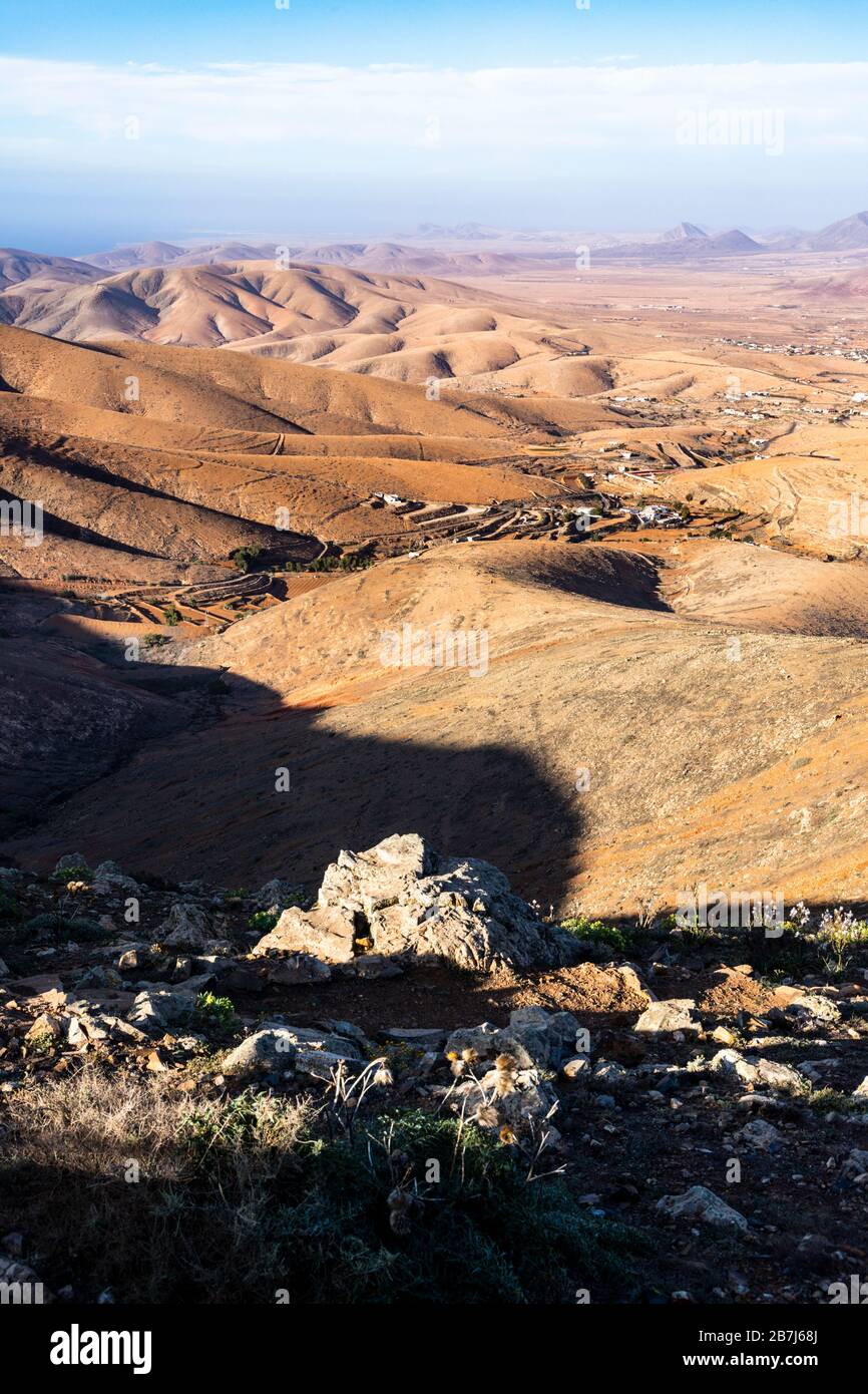 La vista su un paesaggio arido e arido da Mirador de Guise y Ayose nel centro dell'isola delle Canarie di Fuerteventura Foto Stock