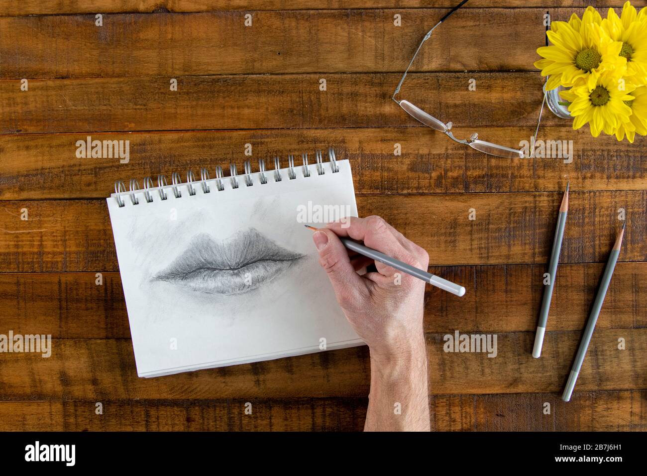 Cuscinetto di schizzo e labbra di disegno a mano Foto Stock