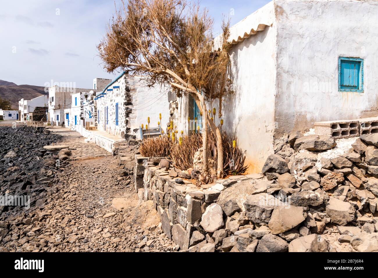 Edifici tradizionali di fronte alla spiaggia di Pozo Negro sulla costa orientale delle Canarie di Fuerteventura Foto Stock