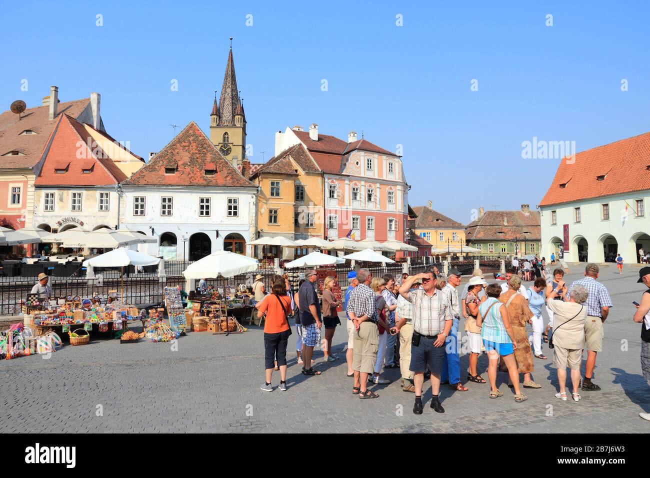 SIBIU, ROMANIA - 24 AGOSTO 2012: Gruppo turistico visita Piazza Piata Mica a Sibiu, Romania. Il turismo di Sibiu è in crescita con 284,513 visitatori del museo Foto Stock