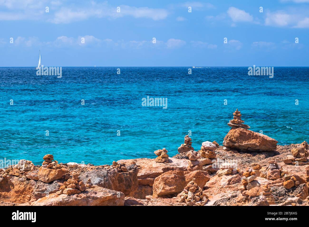 Il bel colore del mare della spiaggia di Ses Salines, isola di Maiorca, Isole Baleari, Spagna Foto Stock