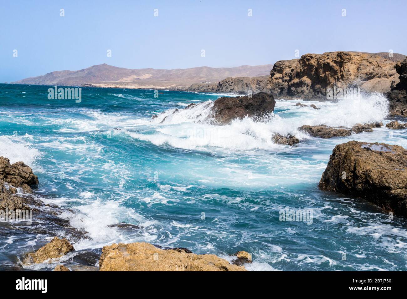 Forti onde atlantiche che si rompono sulle rocce sulla spiaggia di la Pared sulla costa occidentale delle Canarie di Fuerteventura Foto Stock