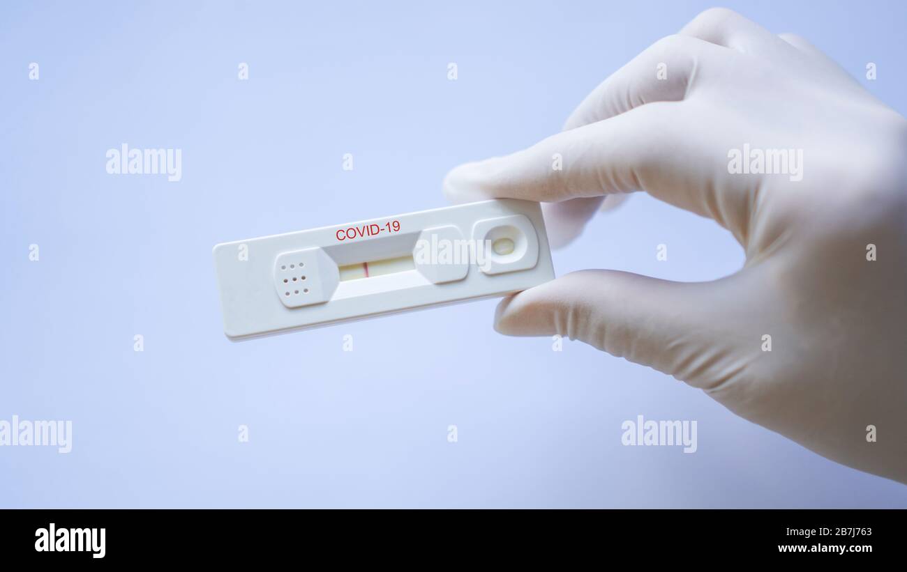 Risultato negativo del test utilizzando un dispositivo di test rapido per COVID-19, nuovo coronavirus 2019 trovato a Wuhan, Cina Foto Stock