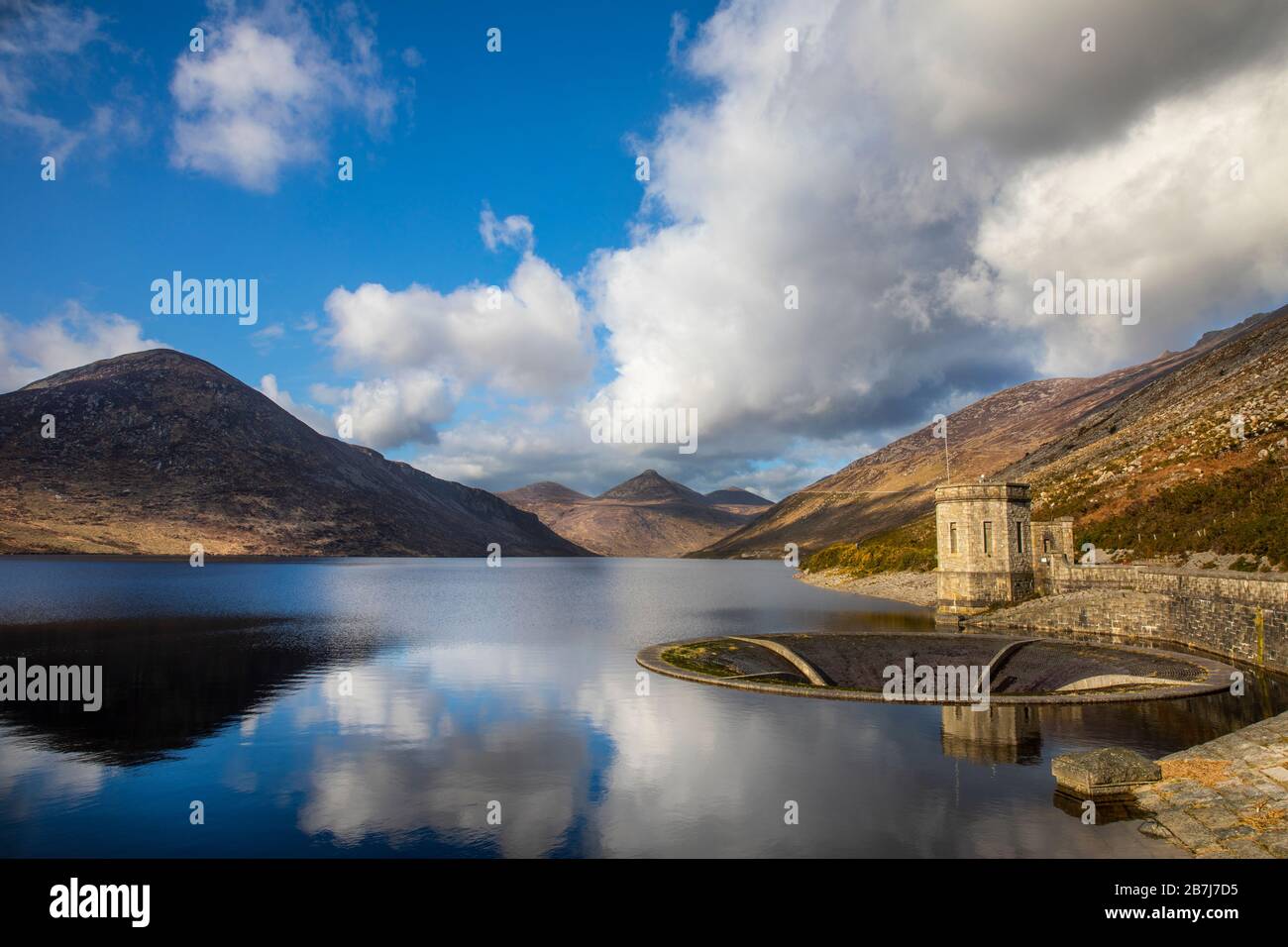 La splendida Silent Valley Reservoir, Mourne Mountains, County Down, Irlanda del Nord Foto Stock