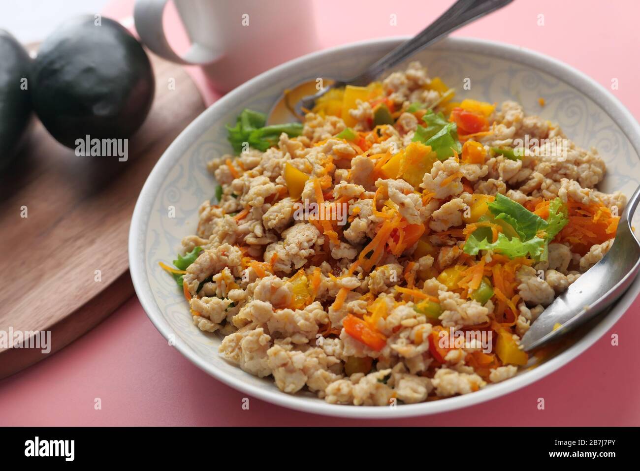 vista ad angolo alto dell'insalata e del tonno sul piatto con manubri sul tavolo Foto Stock
