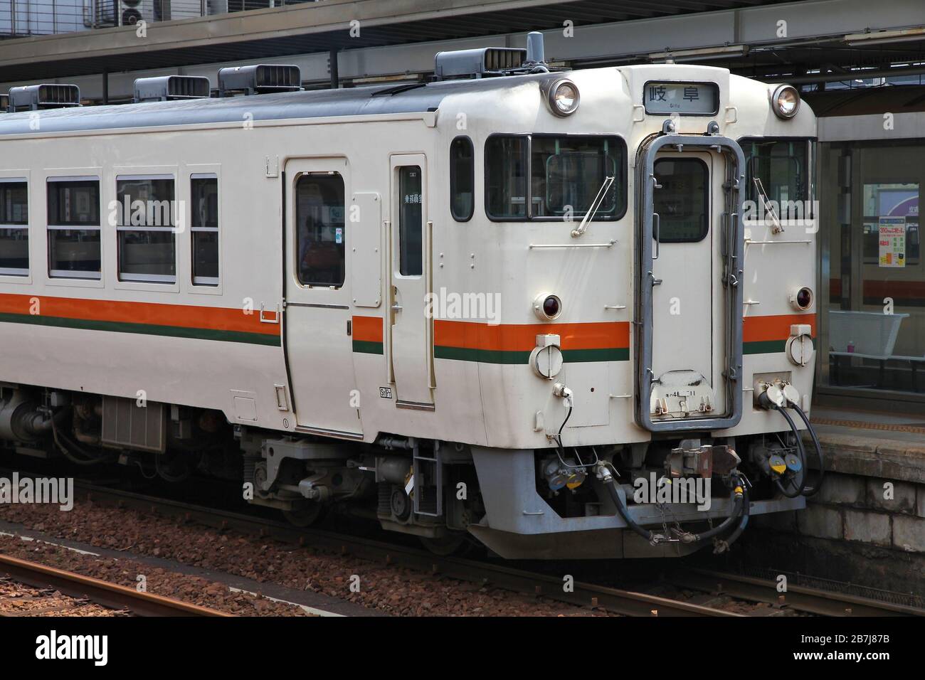 KAKAMIGAHARA, Giappone - 29 Aprile 2012: KiHa 40 series diesel multiple unit passeggeri in treno stazione Shin-Unuma, Kakamigahara, Giappone. Essa è stata manufactu Foto Stock