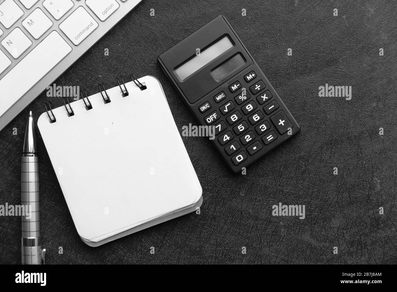 vista dall'alto della calcolatrice, del blocco note e della penna su sfondo rosa Foto Stock