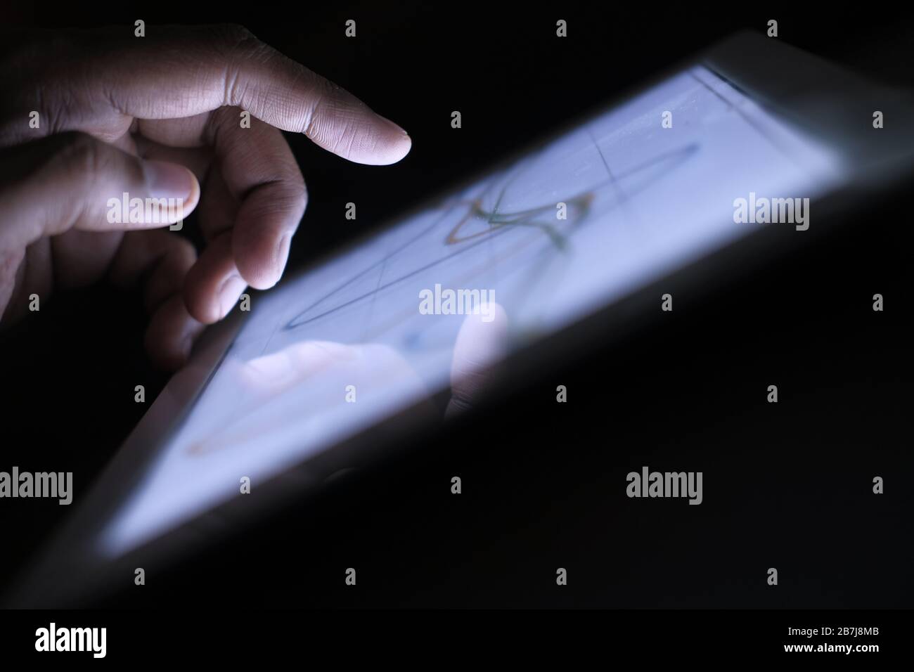 Primo piano della tabella di analisi manuale sul tablet digitale Foto Stock