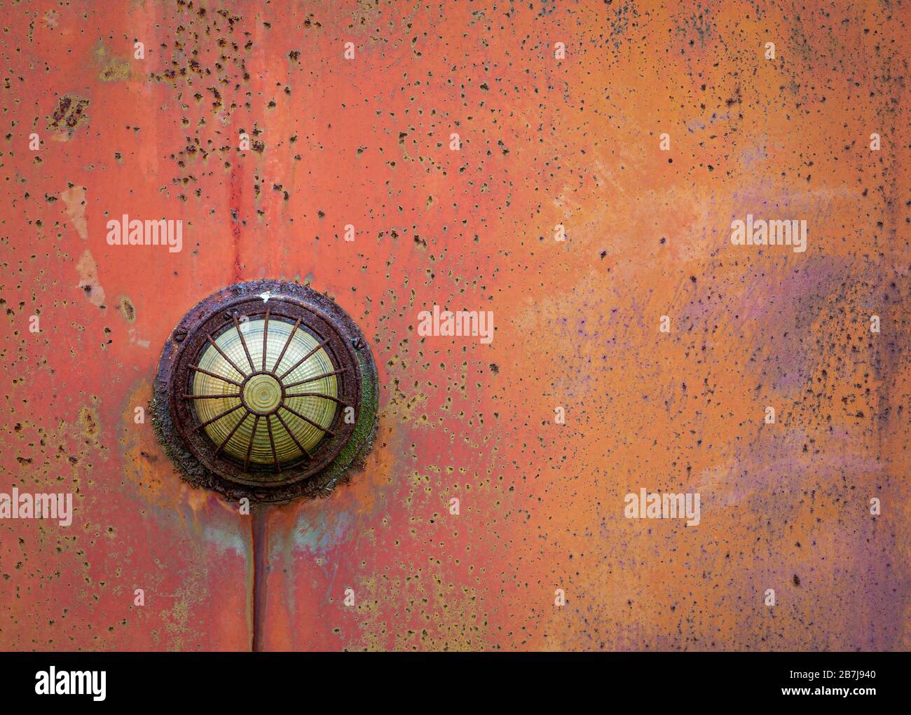 Luce di retromarcia sul retro di una vecchia cabina abbandonata per semirimorchio. Foto Stock