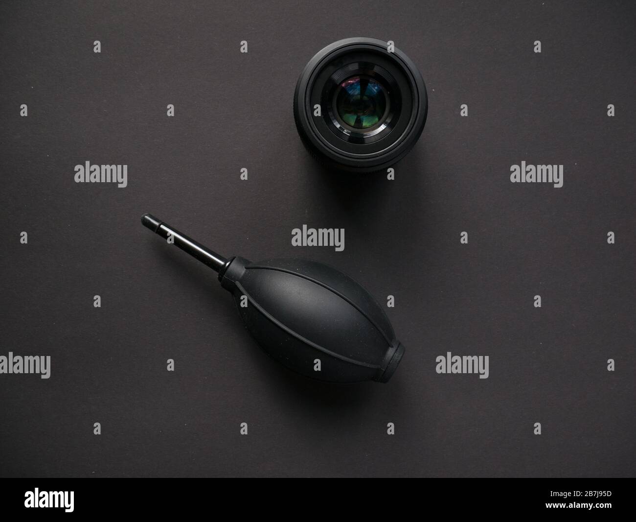 Kit di pulizia della fotocamera e ingranaggi della fotocamera su sfondo colorato Foto Stock