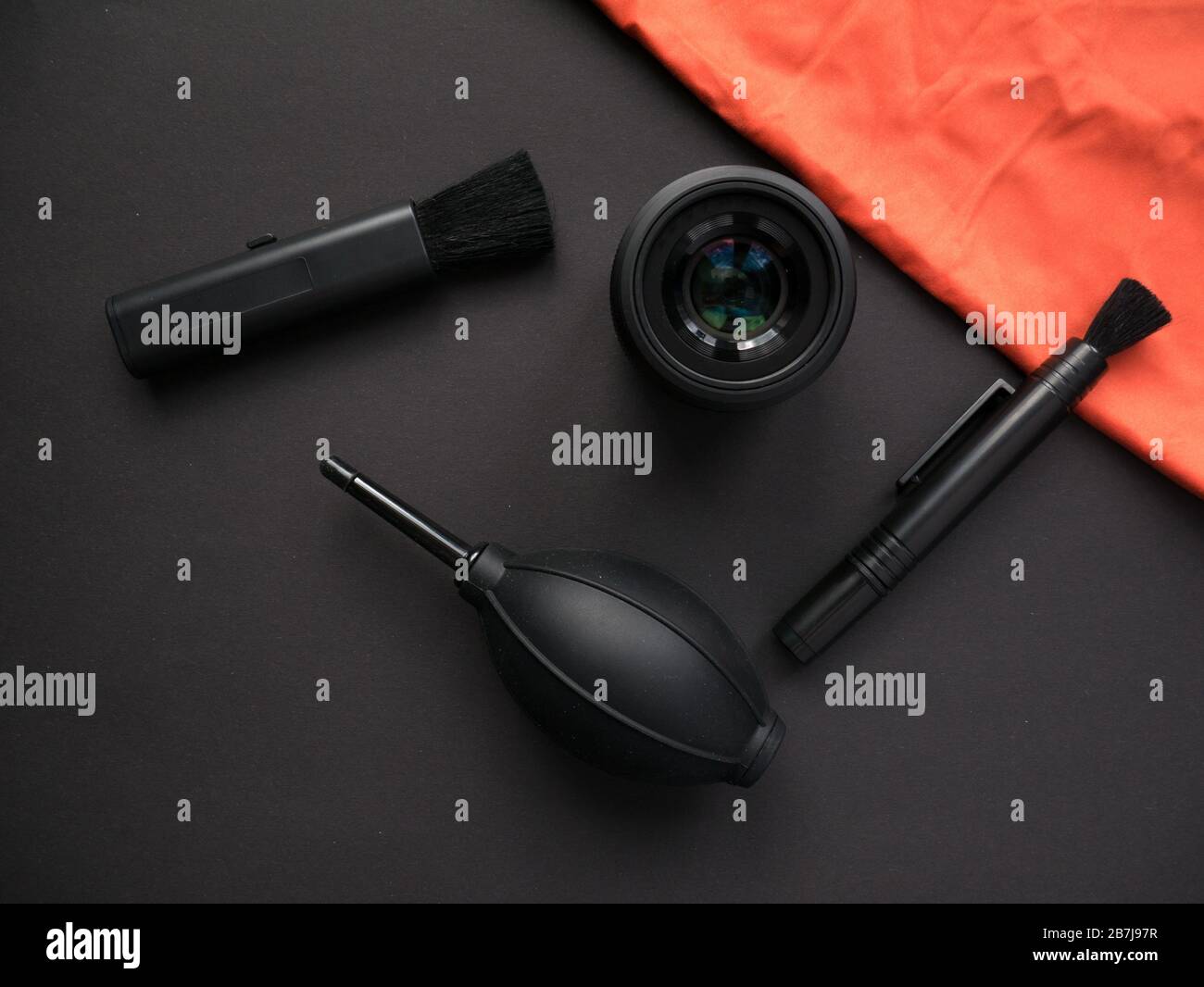 Kit di pulizia della fotocamera e ingranaggi della fotocamera su sfondo colorato Foto Stock
