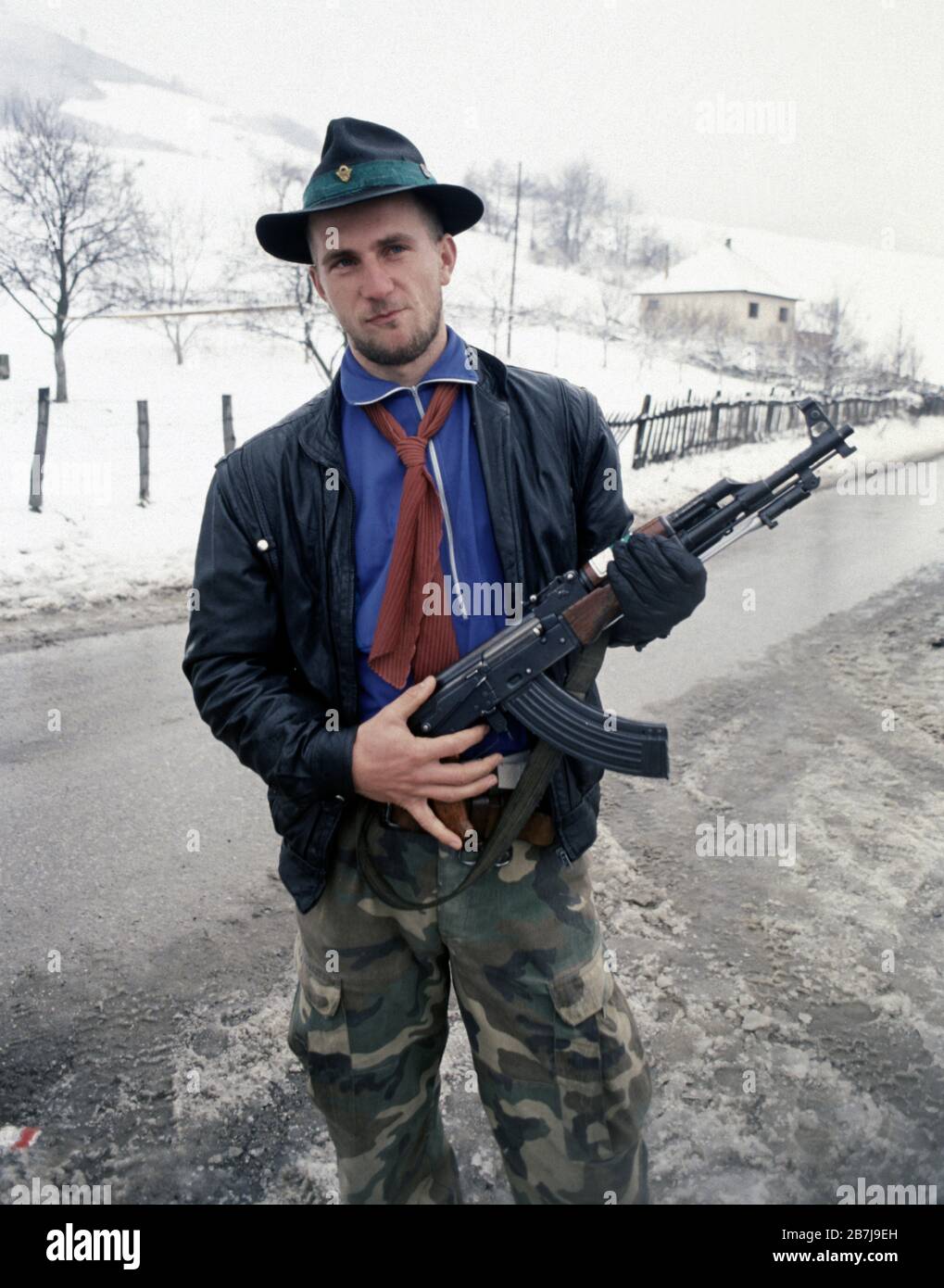 20 gennaio 1994 durante la guerra in Bosnia centrale: Un soldato musulmano bosniaco vestito casualmente mostra il suo fucile d'assalto Zastava M70 appena a nord di Lisac. Foto Stock
