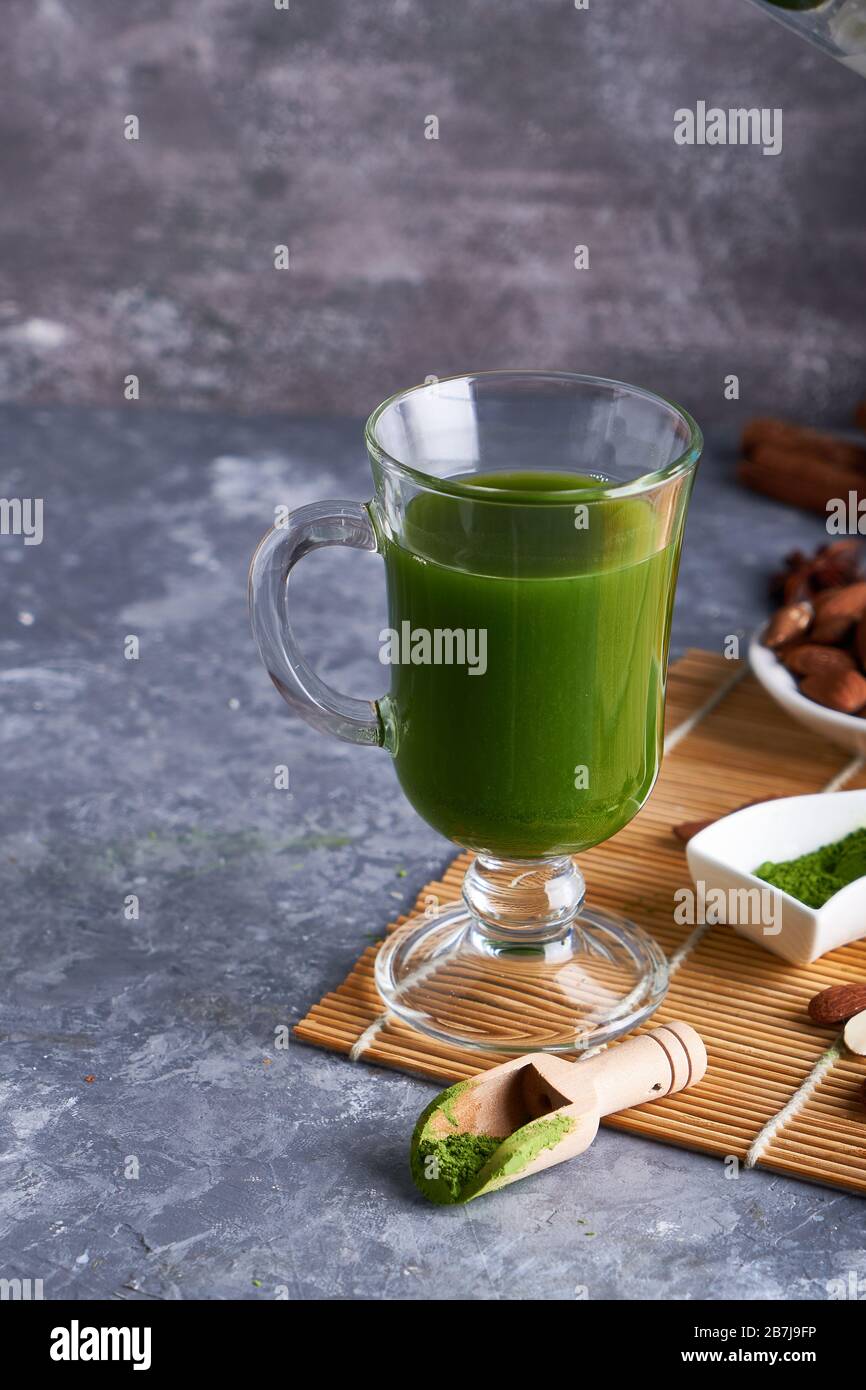 Tè verde Matcha in vetro su sfondo grigio pietra Copy space Foto Stock