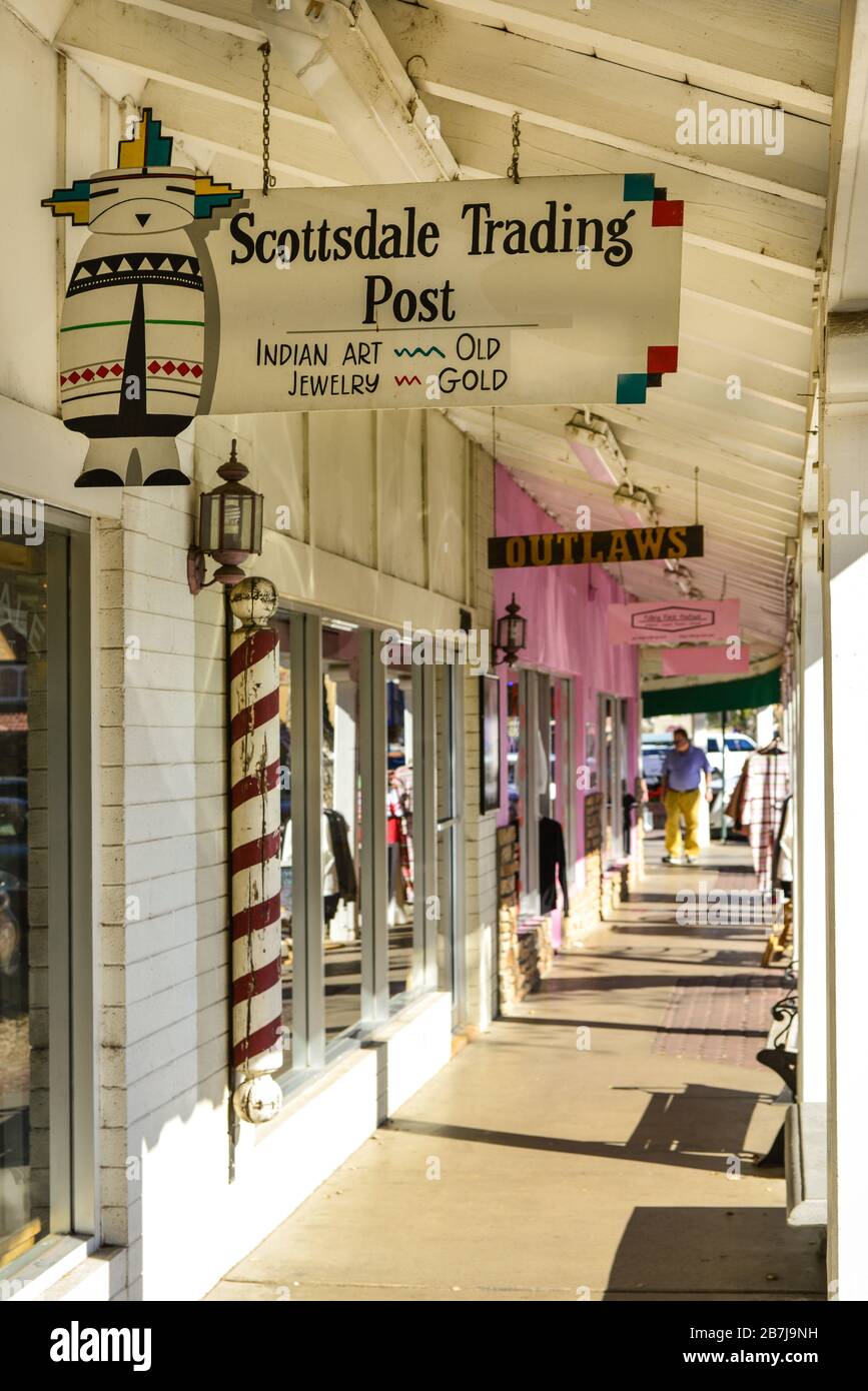 Una vista in diminuzione lungo il passaggio pedonale del portale della stazione commerciale di Scottsdale e di altre gallerie e negozi nella storica città vecchia di Scottsdale, Arizona, Stati Uniti Foto Stock