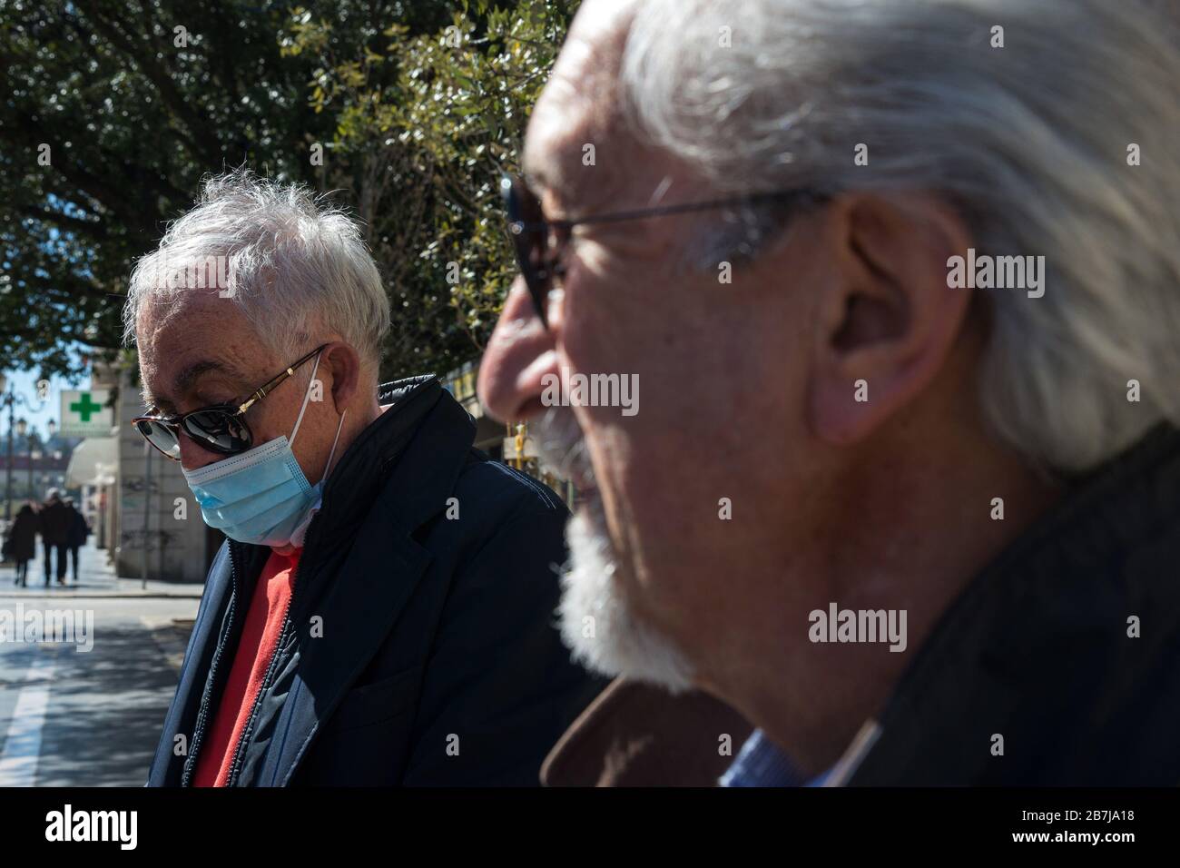 Campobasso,Regione Molise,Italia:due uomini in strada a Campobasso durante lo stretto del governo italiano sul coronavirus. Foto Stock