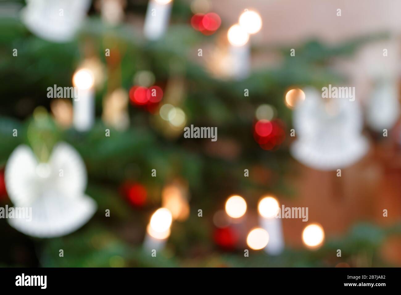 Blurred sfondo albero di Natale decorazione con Angeli Foto Stock