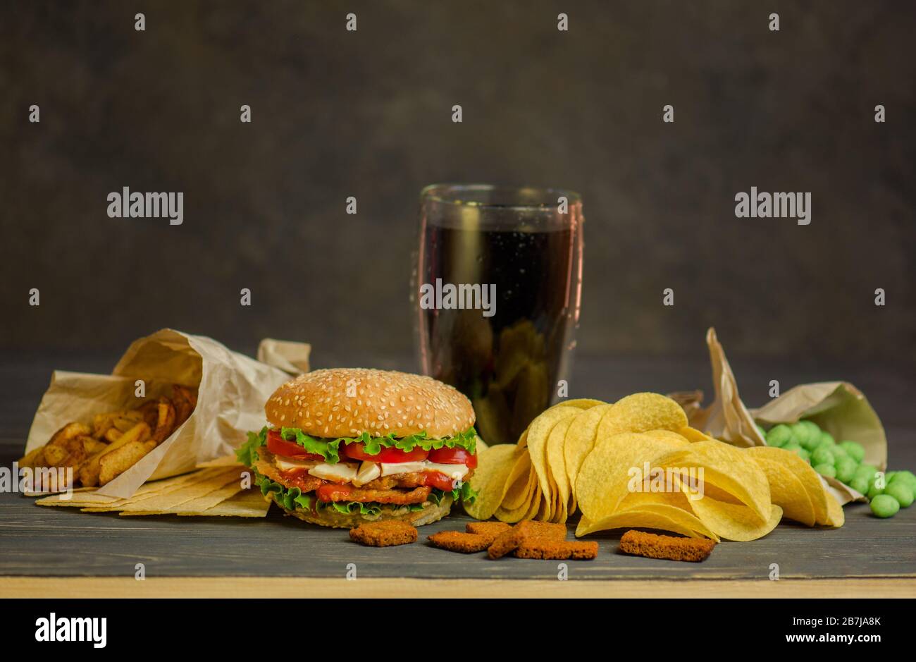 Fast food e snack concept. Hamburger nutritivo malsano, patatine fritte e cola. Foto Stock