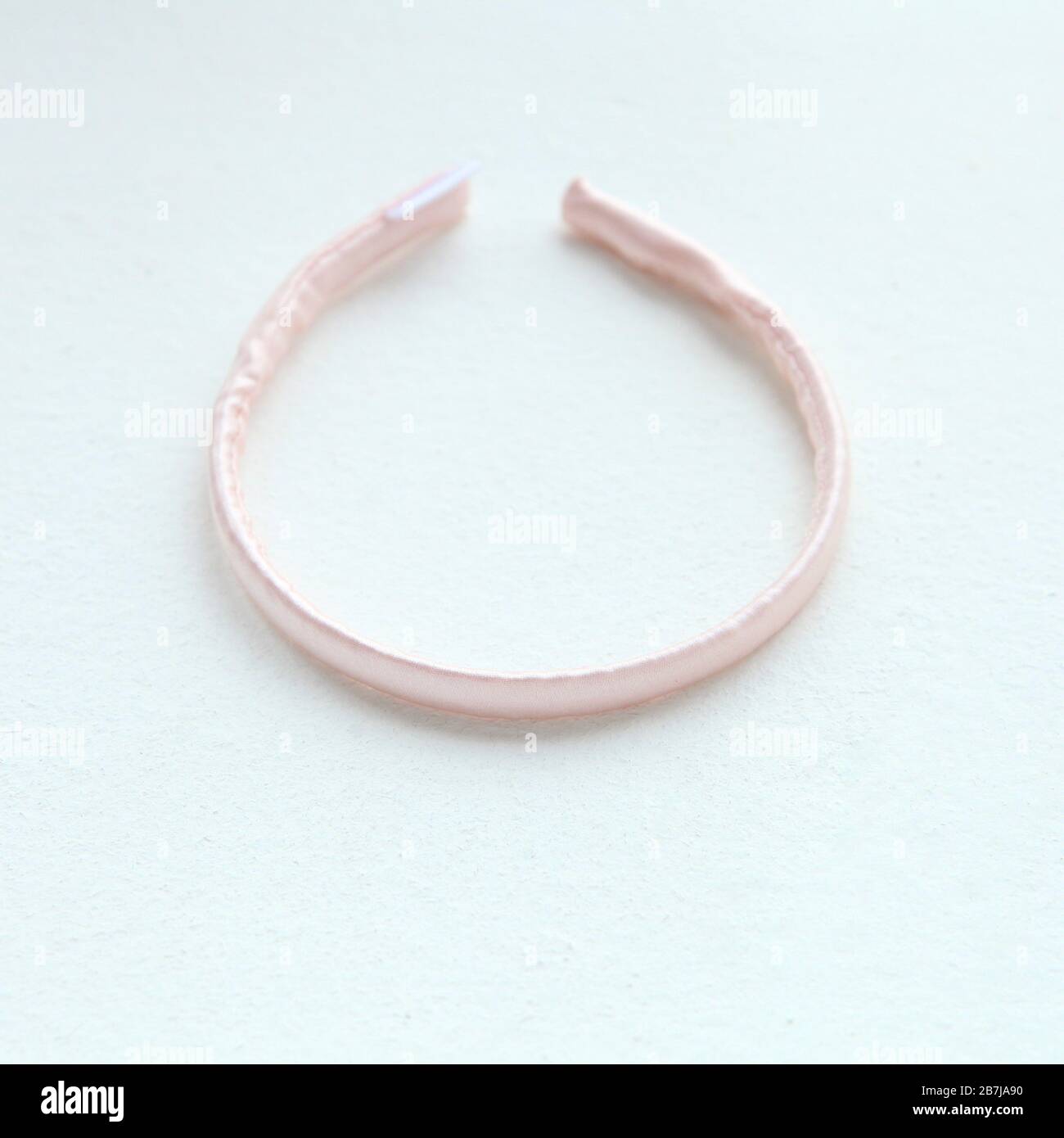 cerchio di capelli di seta rosa. Attrezzi e accessori per parrucchieri piatti come Color Hair Scrunchies, Orbital Hair Ring o. Foto Stock