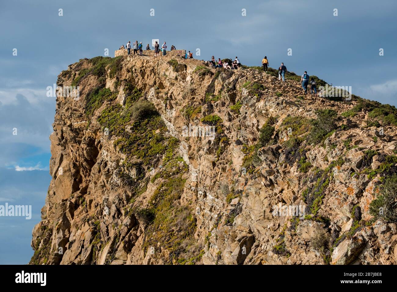 Turisti che esplorano su una scogliera rocciosa vicino a Cabo da Roca, il punto più occidentale dell'Europa continentale, vicino Sintra, Portogallo Foto Stock