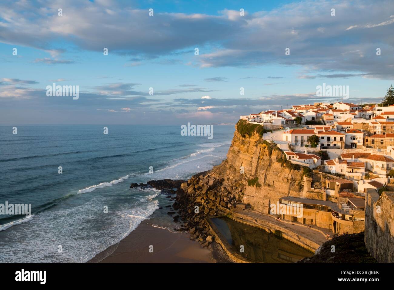 Azenhas do Mar, località balneare del comune di Sintra, Portogallo Foto Stock