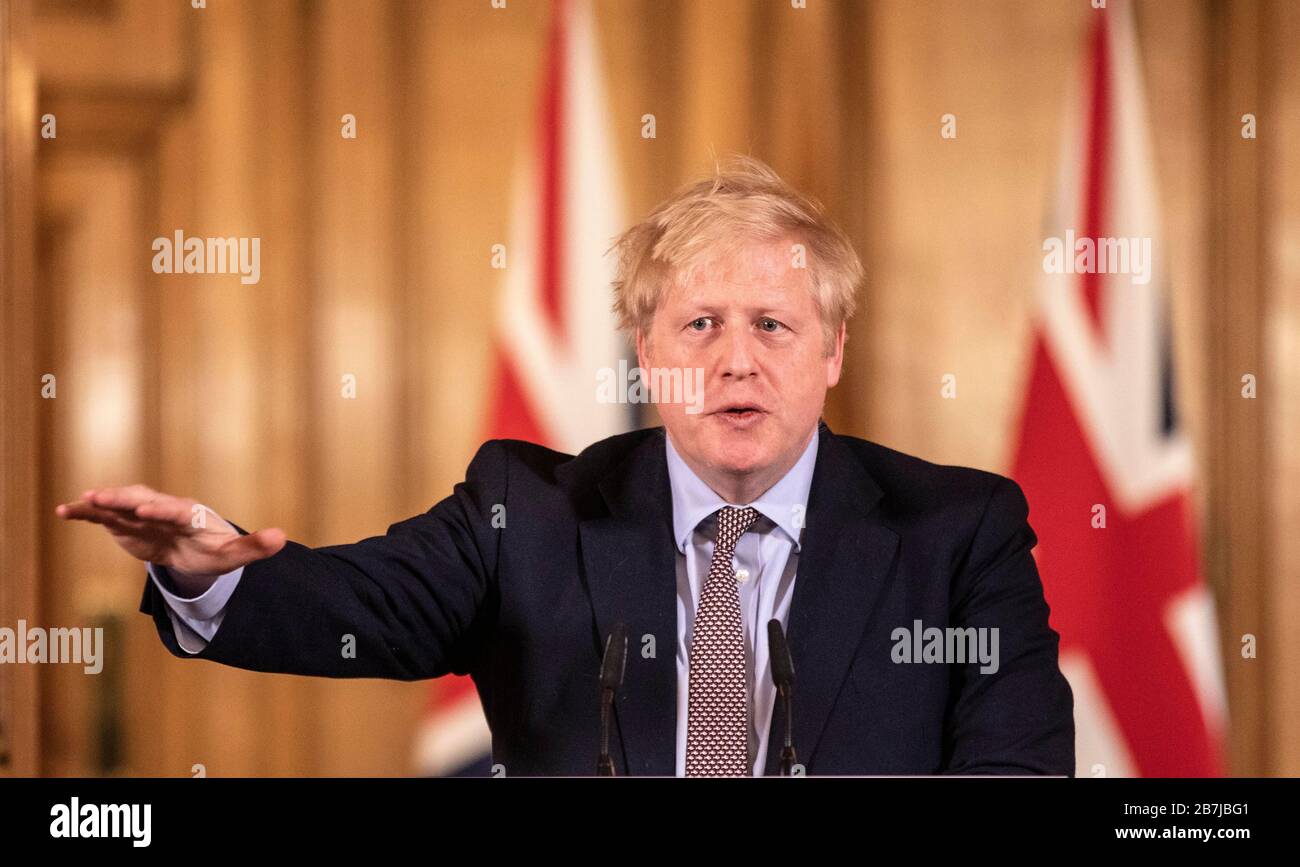 Il primo ministro Boris Johnson ha parlato ad un briefing mediatico a Downing Street, Londra, su Coronavirus (COVID-19) dopo aver partecipato alla riunione della COBRA del governo. Data immagine: Lunedì 16 marzo 2020. Vedere PA storia DI SALUTE Coronavirus. Il credito fotografico dovrebbe essere: Richard Pohle/The Times/PA Wire Foto Stock