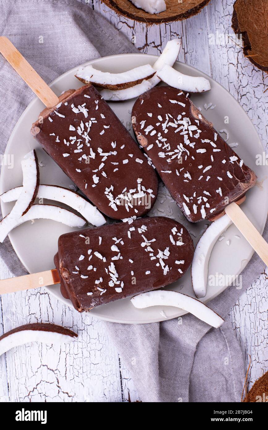 Popsicle di cocco in glassa di cioccolato Foto Stock