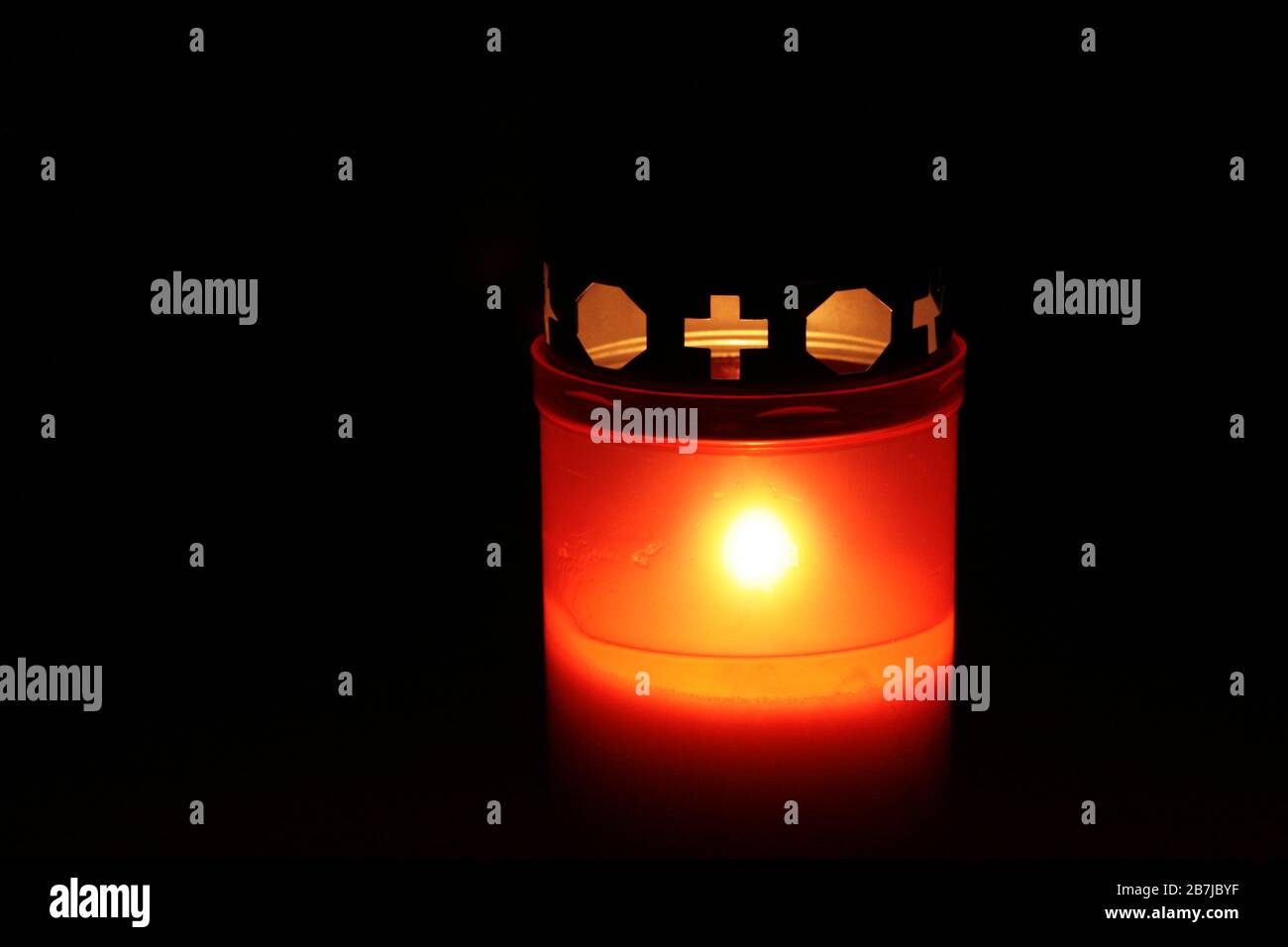 Giorno di tutti i Santi: Candela votiva nel giorno di tutti i Santi che splende al caldo fuori dal buio Foto Stock