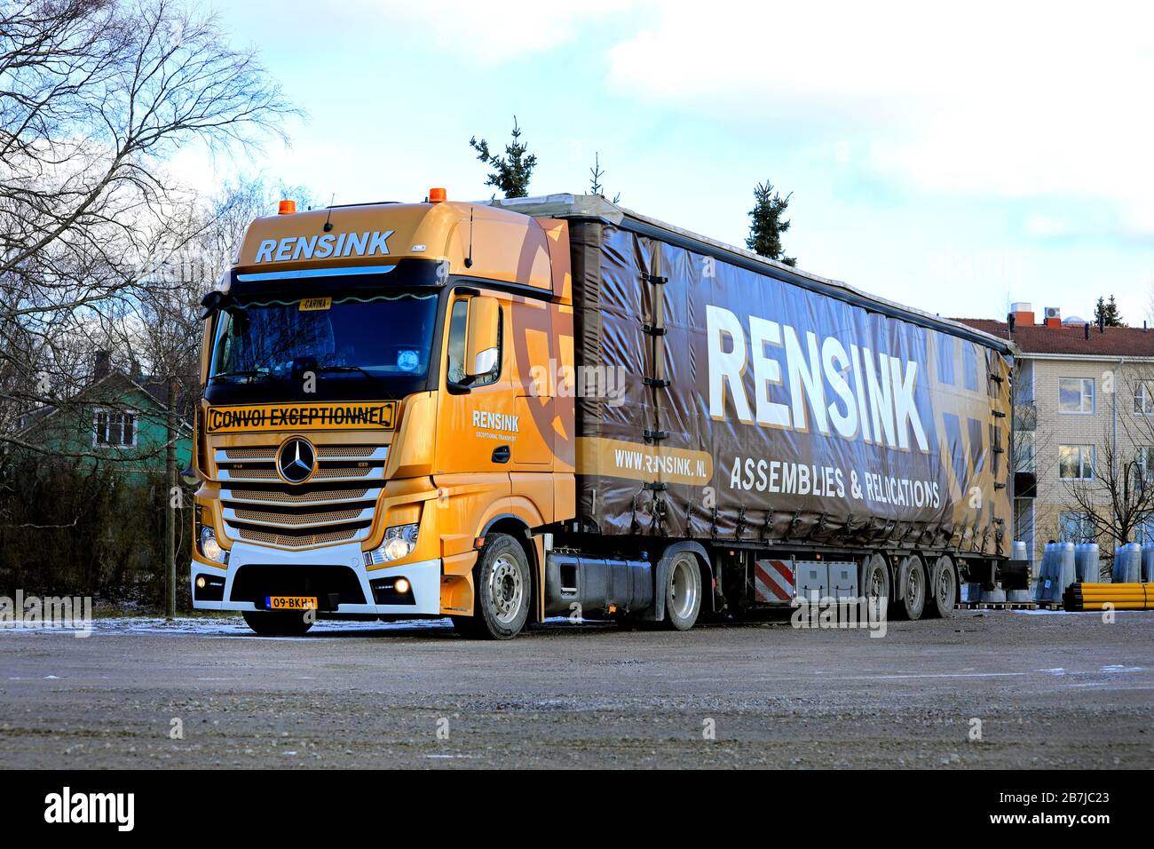 Carico eccezionale dai Paesi Bassi alla Finlandia. Mercedes-Benz Actros camion e rimorchio a marciapiede di Rensink Almelo B.V. Salo, Finlandia. 14 marzo 2020. Foto Stock