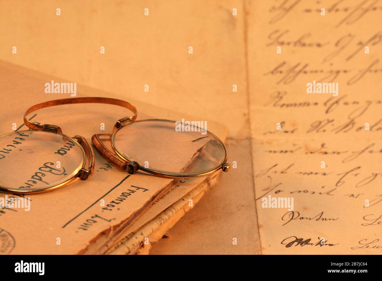 Lettere d'epoca con bicchieri d'antiquariato a Sepia Foto Stock