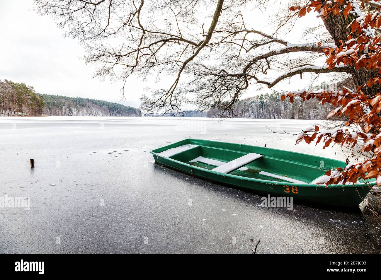 Una barca a remi in un lago ghiacciato Foto Stock
