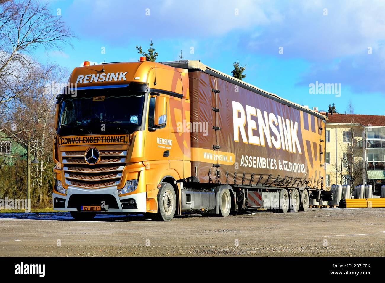 Carico eccezionale dai Paesi Bassi alla Finlandia. Mercedes-Benz Actros camion e rimorchio a marciapiede di Rensink Almelo B.V. Salo, Finlandia. 14 marzo 2020. Foto Stock