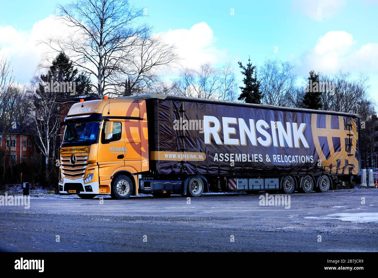 Carico eccezionale dai Paesi Bassi alla Finlandia. Mercedes-Benz Actros camion e rimorchio a marciapiede di Rensink Almelo B.V. Salo, Finlandia. 14 marzo 2020. Foto Stock