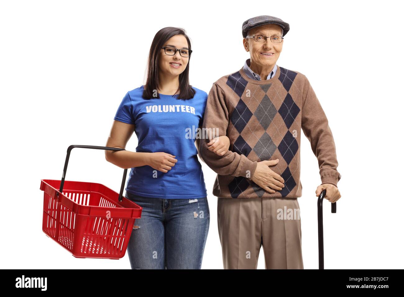 Giovane donna che aiuta un uomo anziano con un cestino di shopping isolato su sfondo bianco Foto Stock