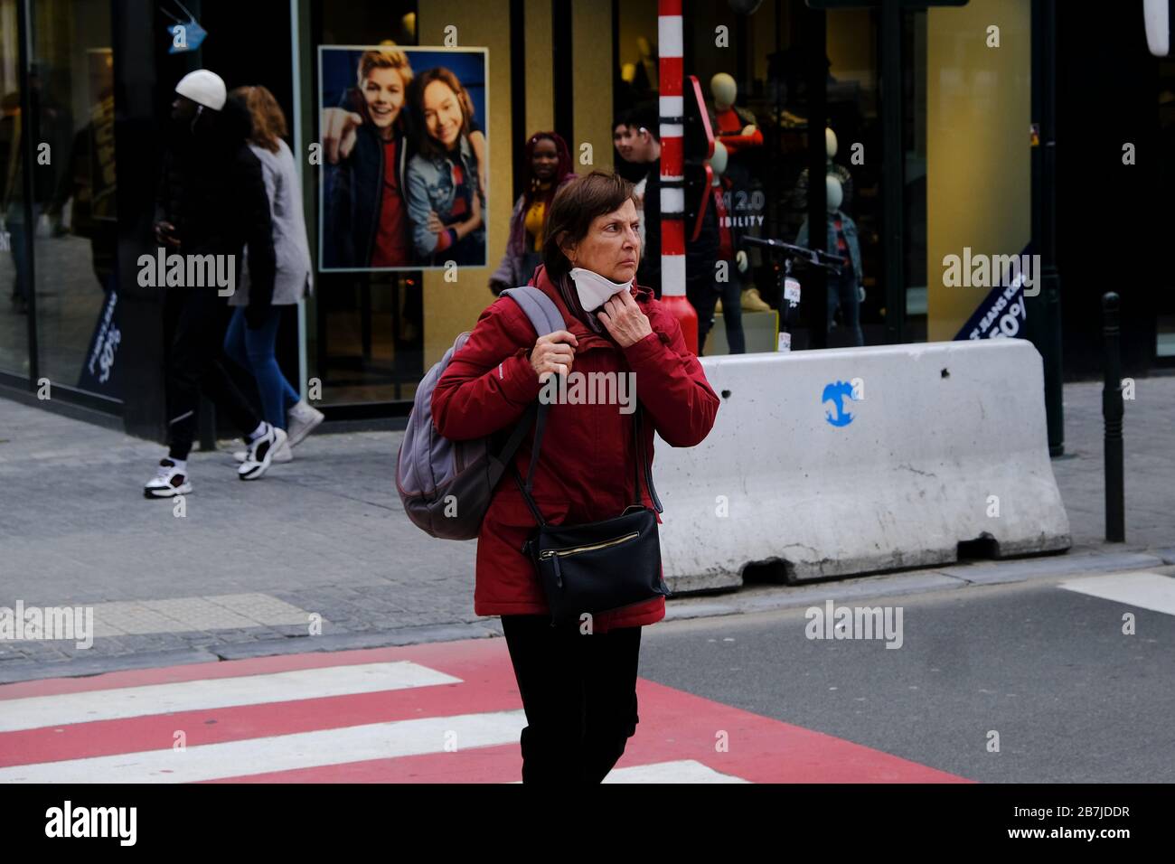 Bruxelles, Belgio. 16 Marzo 2020. Le persone che indossano maschere protettive per il viso in seguito allo scoppio del coronavirus si trovano nel centro storico di Bruxelles. Credit: ALEXANDROS MICHAILIDIS/Alamy Live News Foto Stock