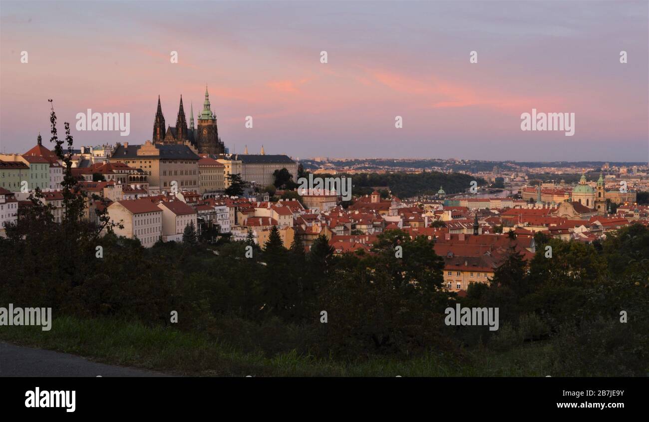 Castello di Praga, Cattedrale di San Vito e Lesser Town (Malá Strana) visto dal colle Petrin al tramonto, a Praga Foto Stock