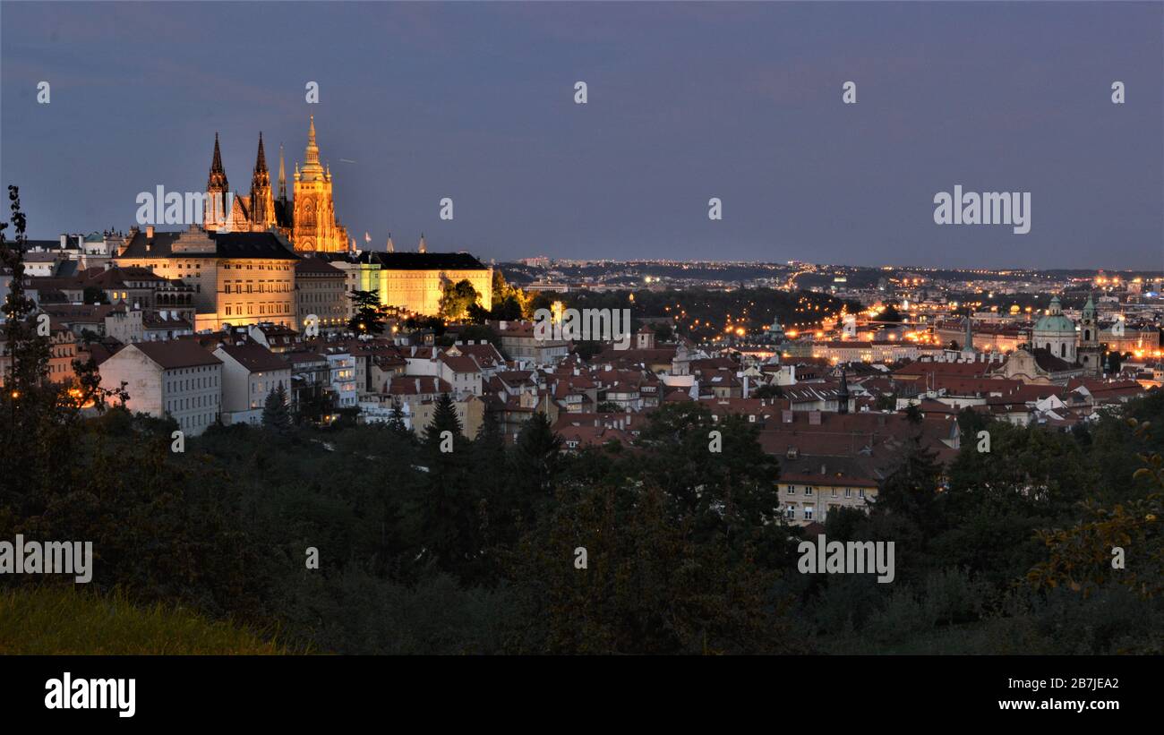 Castello di Praga, Cattedrale di San Vito e Lesser Town (Malá Strana) visto di notte dalla collina Petrin, a Praga Foto Stock