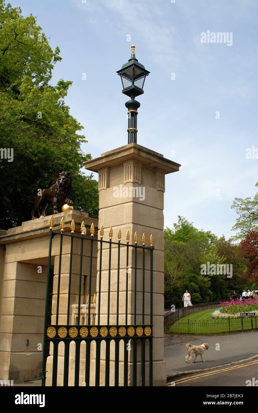 0435 i gatedoposti di pietra custoditi dai leoni nel Royal Victoria Park. Bath, North East Somerset Council. Regno Unito (Regno Unito). Foto: © Rosmi Duaso/fotote Foto Stock