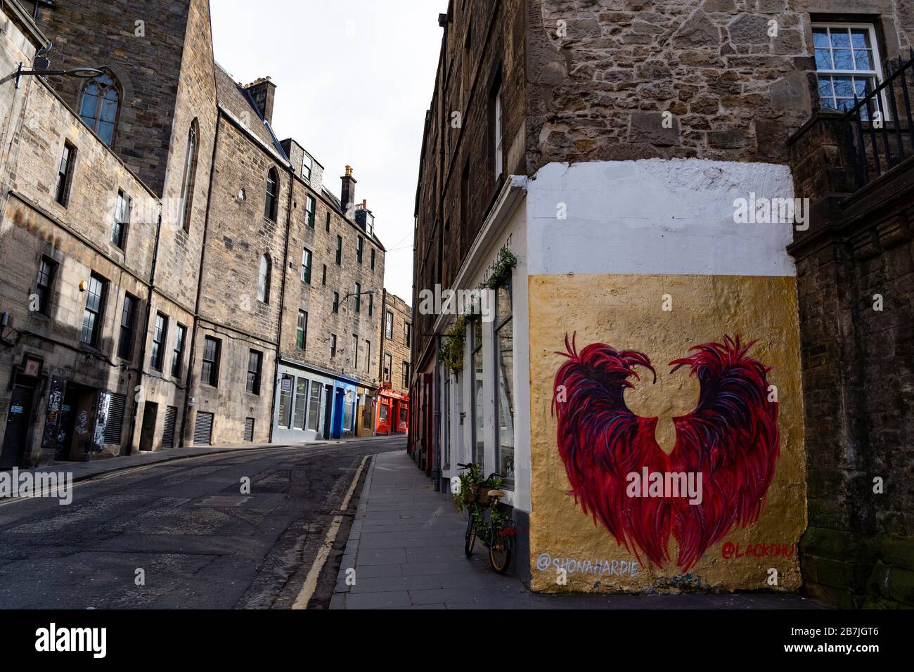 Vista della strada dei candlemakers Row e dell'arte di strada nella città vecchia di Edimburgo, Scozia, Regno Unito Foto Stock