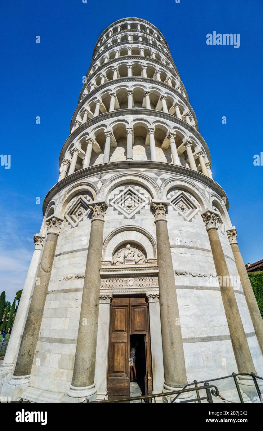 Il campanile, il campanile indipendente della Cattedrale di Pisa in Piazza dei Miracoli, l'iconica Torre Pendente di Pisa, Toscana, Italia Foto Stock