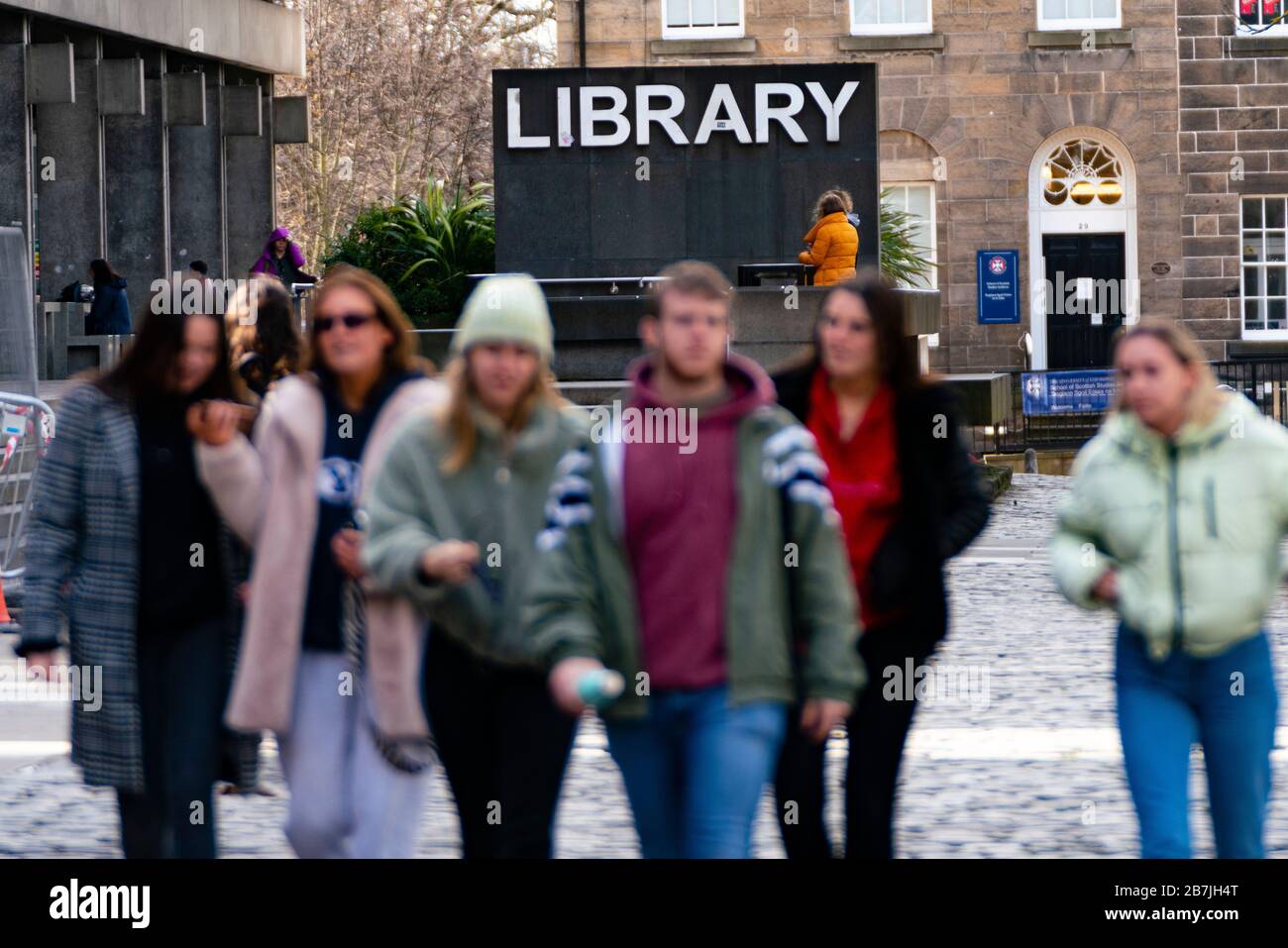 Studenti al di fuori della Biblioteca dell'Università di Edimburgo, Scozia, Regno Unito Foto Stock