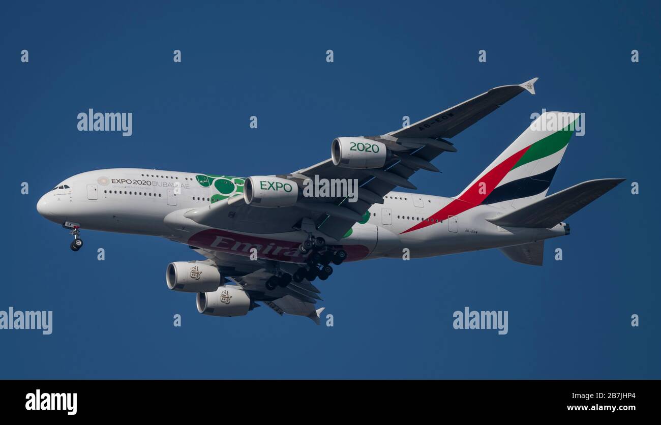 16 marzo 2020, Londra, Regno Unito. Emirates Airbus A380 in avvicinamento a Londra Heathrow, in arrivo da Dubai durante l'escalation di COVID-19 Coronavirus in Europa. Credito: Malcolm Park/Alamy. Foto Stock