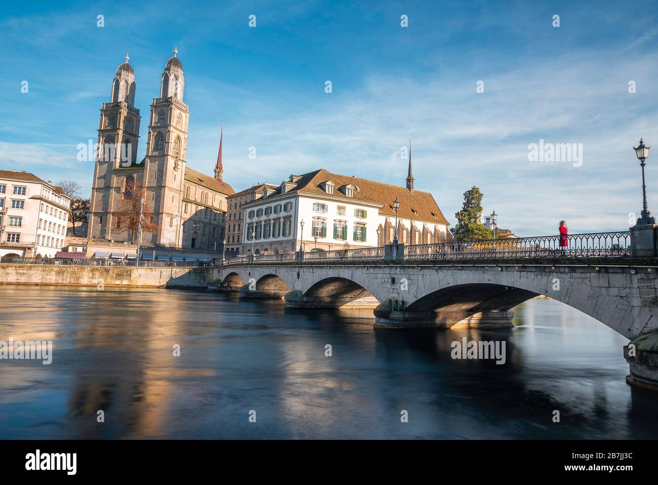 Paesaggio urbano della città di Zurigo con la chiesa di Munster e ponte sul fiume Limmat. Foto Stock