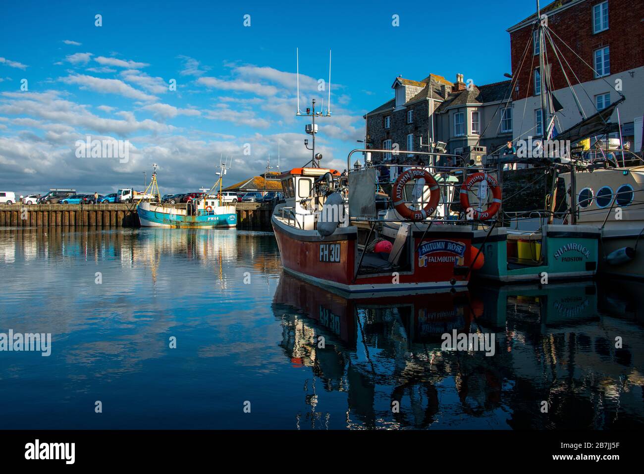 Nel tardo pomeriggio nel porto di Padstow, Cornovaglia. Foto Stock