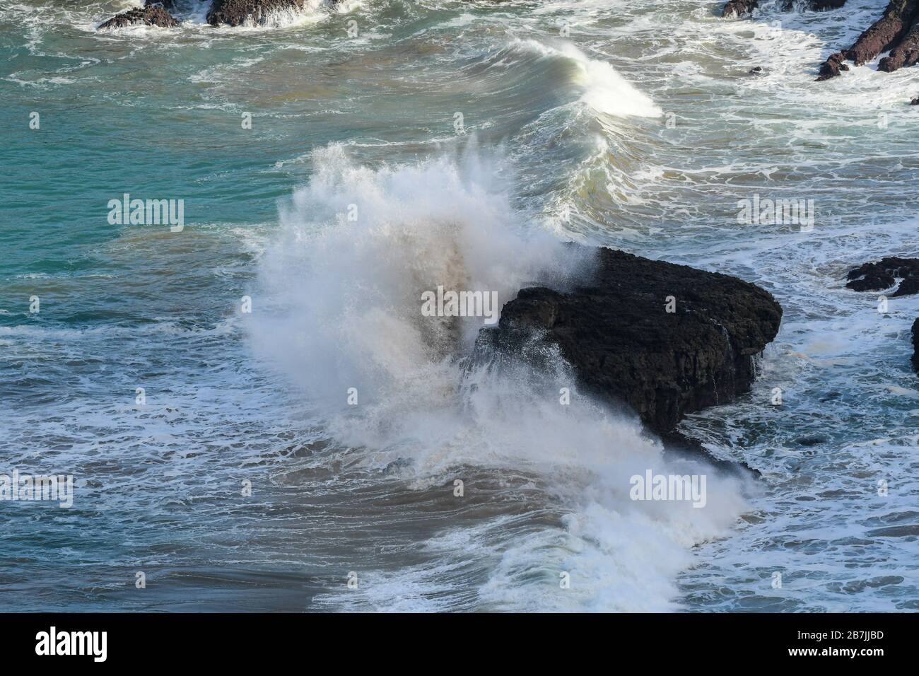 Grandi onde che si infrangono sulle rocce della costa di Oriñon, in Cantabria Foto Stock
