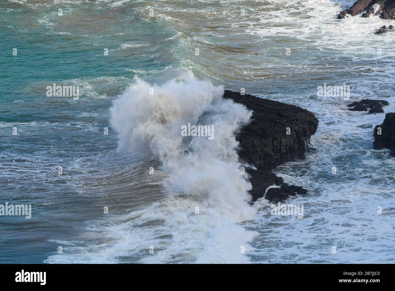 Grandi onde che si infrangono sulle rocce della costa di Oriñon, in Cantabria Foto Stock